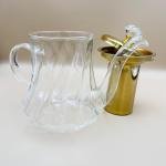 إبريق شاي زجاجي بمقبض ماسي مع مصفاة ذهبية