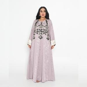 قفطان أرجواني مطرز بلمسات معدنية وأكمام من الساتان