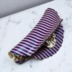 مشبك شعر صدفي مخطط بأسنان ذهبية