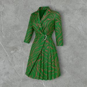 فستان لف بكسرات مزود بحزام ونقشة أوراق وياقة نوتش