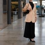 جاكيت نسائي من الساتان بأكتاف بارزة وإغلاق بزر واحد