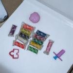 مجموعة دلو عجين اللعب الحيوانات 12 لونا زاهيا مع قوالب تشكيل وتصميم غطاء مضاد للتسرب