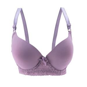 حمالة صدر ناعمة مع قوس من الدانتيل في المنتصف، وشريط سفلي مكشكش قابل للتمدد، وأشرطة قابلة للتعديل