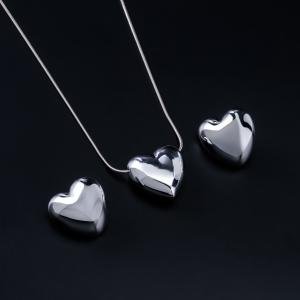 طقم العقد بتعليقة قلب منفوخ وأقراط على شكل قلب لامع