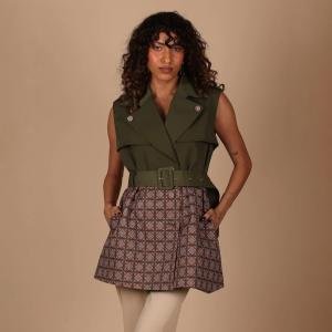 جيليه للسيدات بحزام بدون أكمام مع تنورة ذات ثنيات هندسية