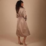 معطف نسائي قصير يبرز القوام بأسلوب أنيق جيوب أمامية عملية وأناقة