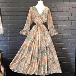 فستان ماكسي ملفوف بنقشة زهور بأكمام منسدلة وخصر منفوش