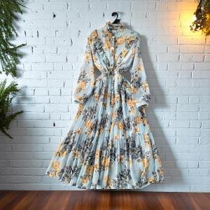 فستان ماكسي بليسيه بنقشة زهور ناعمة