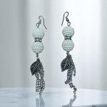 أقراط متدلية بتصميم لؤلؤي مع أوراق الشجر