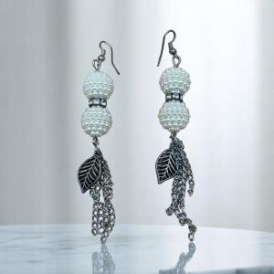 أقراط متدلية بتصميم لؤلؤي مع أوراق الشجر