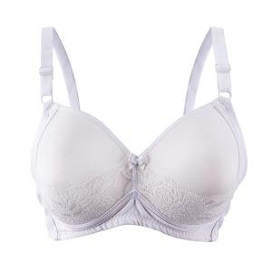 حمالة صدر مبطنة بطبقة من الدانتيل الأبيض، مع قوس من الساتان، وأشرطة ناعمة قابلة للتعديل، وتفاصيل من الدانتيل الزهري