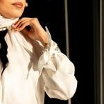 بلوزة سيدات بتطريز كريستالي على الياقة