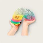 لعبة لفائف بألوان قوس قزح