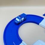 مجموعة لعبة مسار وقوف السيارات مع طريق دائري وإكسسوارات