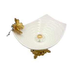 صينية فواكه وحلويات سيراميك مزينة بفراشة على قاعدة مزخرفة