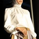 بلوزة سيدات بتطريز كريستالي على الياقة