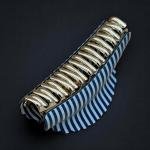 مشبك شعر على شكل صدفة – بتصميم خطوط بحرية وحواف مموجة