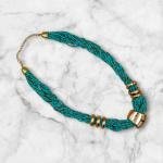 عقد من حبات الخرز التركواز مع لمسات معدنية ذهبية