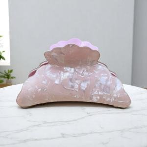 مشبك شعر بصدف رخامي لامع بحواف منحوته وقبضة ذهبية