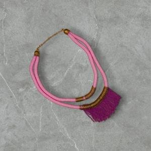 قلادة بوهو مزدوجة الحبل وردي وأرجواني مع تصميم لف سلكي
