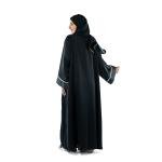 عباية مطرزة بقماش المخمل مع إكسسوارات معدنية مع حجاب