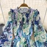 فستان ماكسي مزخرف بالزهور مع فتحة رقبة مكشكشة وحاشية متعددة الطبقات