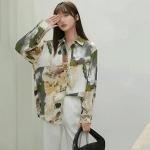 قميص ساتان واسع بطبعة تجريدية