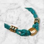 عقد من حبات الخرز التركواز مع لمسات معدنية ذهبية