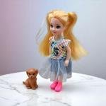 دمية جميلة مع قطة صغيرة فستان مخطط وحذاء