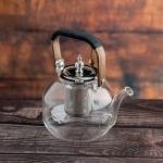 إبريق شاي زجاجي أنيق بمصفاة فضية ومقبض خشبي