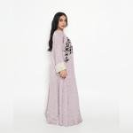 قفطان أرجواني مطرز بلمسات معدنية وأكمام من الساتان