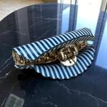 مشبك شعر على شكل صدفة – بتصميم خطوط بحرية وحواف مموجة