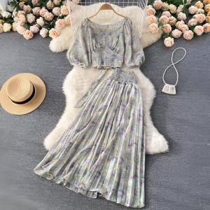 طقم شيفون مزهر تنورة بخصر مجمع وبلوزة قصيرة بأكمام منفوخة