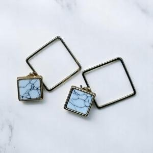 أقراط مربعة متدلية بتصميم رخامي