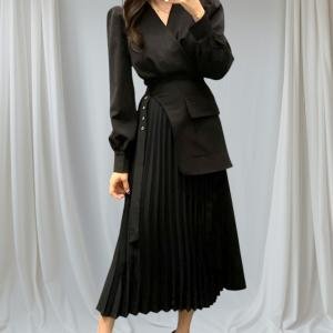 فستان ميدي بجيوب انيقة وتنورة مطوية بحزام وياقة على شكل V وأكمام منفوشة