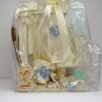 مجموعة هدايا مولود صبي جديد سلة هدية ببطانية وملابس داخلية وإكسسوارات