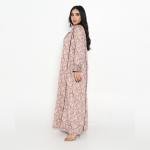 عباية ملكية مزخرفة بنقوش بايزلي مع حواف مميزة وكفوف مرصعة بالكريستال