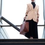 جاكيت نسائي من الساتان بأكتاف بارزة وإغلاق بزر واحد