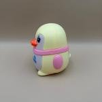 لعبة البطريق المتمايل القابل للشد مع وشاح