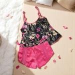 VIP طقم ملابس نوم حريمي من الساتان مزين بالزهور - قميص كامي أسود بطباعة استوائية وشورت دانتيل وردي فاقع