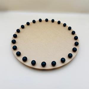 صينية دائرية من الأكريليك بحافة خشبية مزينة بالخرز الأسود