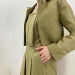 جمبسوت نسائي مخطط بقصة واسعة مع بلوزة حمالة وسترة متعددة الطبقات