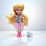 دمية جميلة مع قطة صغيرة فستان مخطط وحذاء