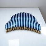 مشبك شعر على شكل صدفة – بتصميم خطوط بحرية وحواف مموجة