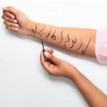 إيسنس آيلاينر سائل أسود شديد، مقاوم للبهتان، رأس دقيق