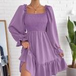 فستان قصير بكشكشة من غريس مع أكمام منفوخة وحافة مموجة