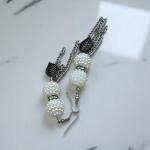 أقراط متدلية بتصميم لؤلؤي مع أوراق الشجر