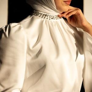 بلوزة سيدات بتطريز كريستالي على الياقة