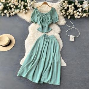 طقم بلوزة كروب لف وتنورة ماكسي بكسرات بطبعة زهور وأكمام منفوخة وخصر مطاطي