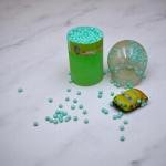 عجينة سلايم مع لعبة طائرة وخرز عائم في علبة كروية شفافة لعبة حسية للأطفال